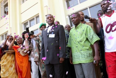 Le président burundais, Pierre Nkurunziza entouré de ses partisans, qui le couvrent de fleurs,  à Bujumbura.