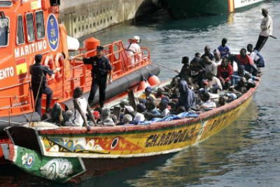 Embarcation d'immigrants africains arraisonnée par la police espagnole - Africa migrants arrêtés par la police espagnole (photo d'archives)