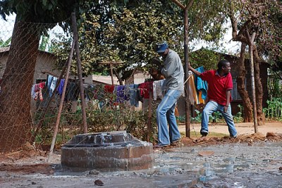 Les eaux usées coulant à l'extérieur des maisons dans Kuwadzana 3 canton à Harare, au Zimbabwe (Novembre 2007). Les résidents disent qu'ils ont maintenant à verrouiller leurs enfants à l'intérieur de leurs maisons pour éviter qu'ils attrapent des maladies.
