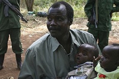 Le Chef de l'Armée de résistance du Seigneur tenant ses enfants dans ses bras.