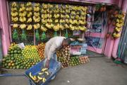 Un vendeur de fruit au marché Merkato à Addis Ababa, Éthiopie.