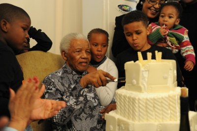 Nelson Mandela, icône de l'égalité entre les races en Afrique du Sud souffle ses 94 bougies