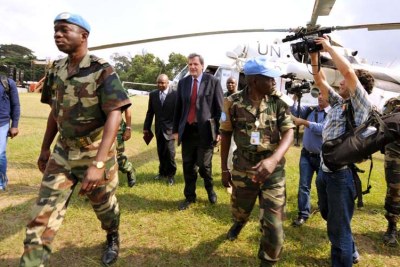Alain Le Roy (centre, red tie), United Nations Under-Secretary-General for Peacekeeping Operations, arrives in Abidjan, Côte dIvoire, to visit UN peacekeepers.