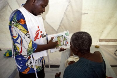 A health worker in the eastern DRC explains the importance of good hygiene.