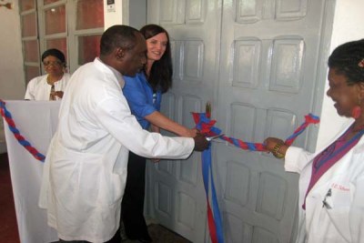 Mrs. Diane Watson, wife of Chevron's CEO, and doctors at the John F. Kennedy Hospital in Monrovia cut the ribbon to the newly furbished under-five ward.