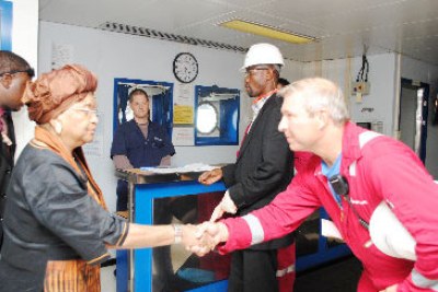 President Sirleaf meets a staff of Anadarko Petroleum Corporation during a tour of the exploration rig.