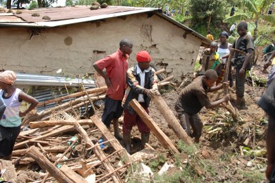 Residents dig out bodies from the scene of the landslide in Bulambuli district (file photo).