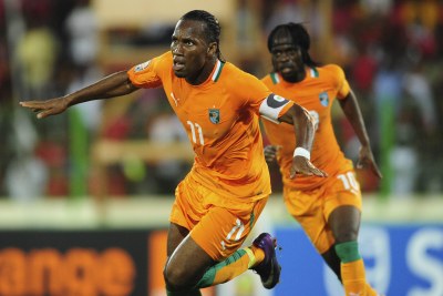 Didier Drogba célébrant un but marqué avec la Côte d'Ivoire