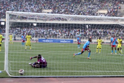 But de Léopards (bleu) de la RDC lors du match contre les éperviers (jaune) du Togo le 10/06/2012 au stade des martyrs à Kinshasa