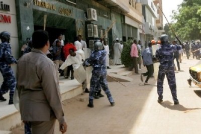 La police soudanaise réprimant une manifestation anti-Omar El-Béchir à Khartoum.