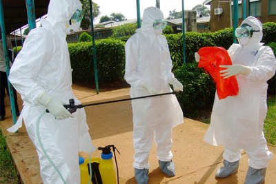 Des agents de santé se préparent à traiter des patients atteints d'Ebola à l'hôpital de Kagadi en Ouganda.