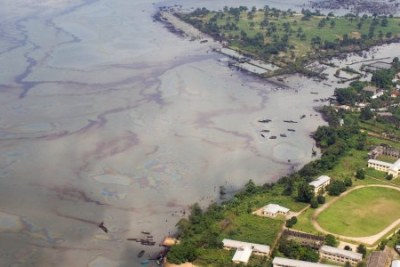 Cette vue aérienne de l'Ogoniland, au Nigéria, montre du pétrole flottant à la surface de l'eau.