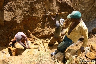 Des creuseurs dans une mine artisanale de cassitérites.