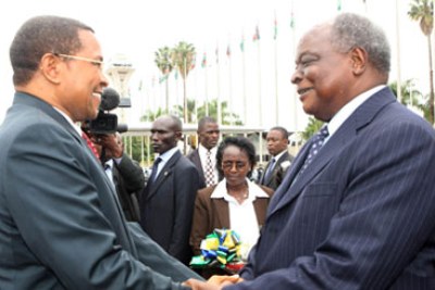 President Mwai Kibaki (right) welcomes President Jakaya Kikwete (left) to Nairobi.