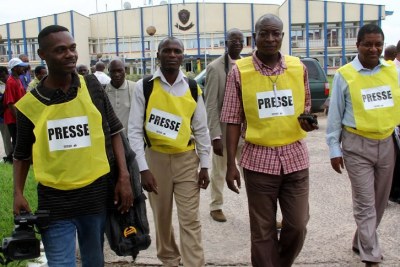 (Image d'archives) - Des dossards de presse distribués à des Journaliste congolais en danger.