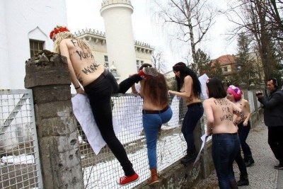 En plein centre de Tunis  trois militantes des Femen, deux Françaises et une Allemande, ont réclamé les seins nus la libération d'Amina, activiste détenue en Tunisie.