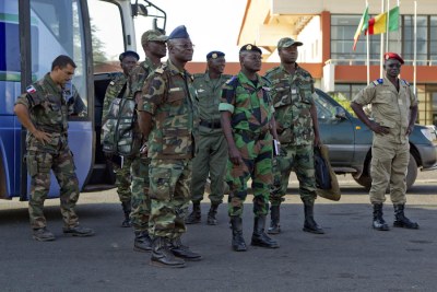 Officiers supérieurs des contingents de la MISMA venus accueillir les soldats africains à l'aéroport de Bamako.