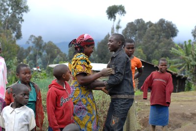 Village de Kibumba, dans le territoire de Rutshuru en RDC, où une femme et son fils sont réunis, après des mois de séparation.