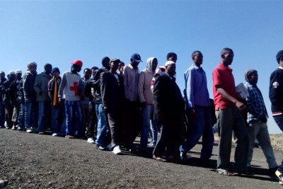 Des migrants éthiopiens expulsés d'Arabie saoudite attendent d'être enregistrés à l'aéroport international de Bole à Addis-Abeba