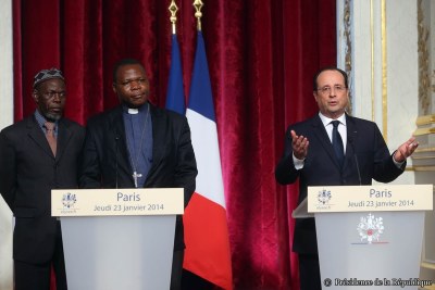 François Hollande - Rencontre avec les principales autorités religieuses de Centrafrique : Monseigneur NZAPALAINGA, Archevêque de Bangui et l’Imam KOBINE LAYAMA, président de la Communauté islamique centrafricaine.