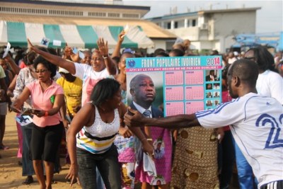 Des sympathisants de M. Gbagbo lors d’un rassemblement. Les préparatifs du scrutin de 2015 en Côte d’Ivoire suscitent des inquiétudes.