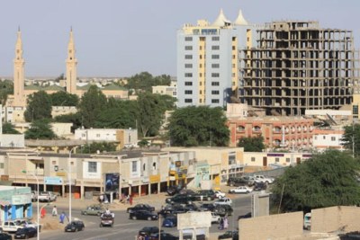 L'avenue Abdel Nasser, le premier «goudron»de Nouakchott qui allait de l'aéroport à la mer. En arrière-plan, les minarets de la mosquée saoudienne, construite en 1976 et le Khaïma Center, le plus haut immeuble de la ville.
