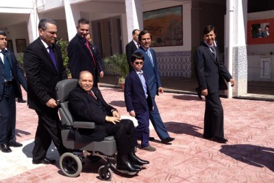 Le président Bouteflika se rendant aux urnes, le jeudi 17 avril.