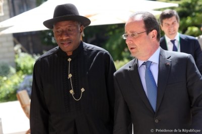 Le Président Goodluck Jonathan avec le Président français François Hollande.