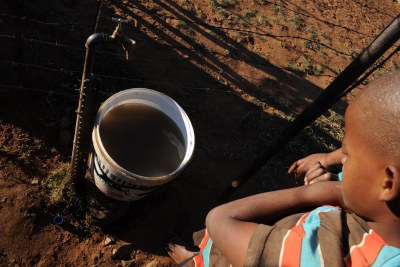A child looks at a bucket of dirty water in Bloemhof (file photo).