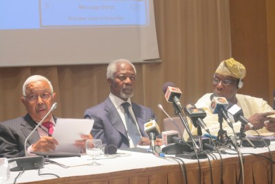Pedro Pires (ancien président du Cap-Vert), Kofi Annan (ancien secrétaire général de l'Onu) et Olusegun Obasanjo (ancien président du Nigeria) lors du lancement sur les drogues en Afrique de l'Ouest, Dakar le 12-06-2014