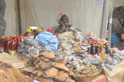 Une vendeuse devant son étal de produits halieutiques séchés.