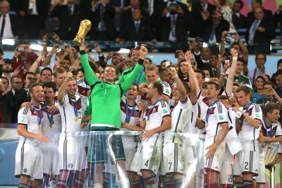 Les Allemands soulevant le trophée de la Coupe du Monde Fifa 2014 au Brésil
