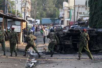 Kenyan security personnel engaging in a street fight with rowdy youths outside the Masjid Musa Mosque in Majengo, Mombasa .