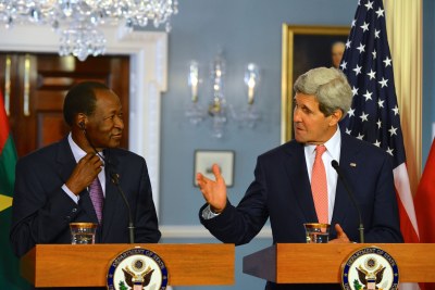 Le Secrétaire d’État des États-Unis d'Amérique, John Kerry et le Président du Burkina Faso, Blaise Campaoré, s'adressant à la presse avant une rencontre bilatérale au Département d'Etat à Washington, D.C, le 4 Août 2014.