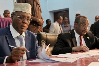 Somalia's Prime minister, Abdiweli Sheikh Ahmed, signs an agreement between the central government of Somalia and Puntland's government in Garowe, Puntland, October 14, 2014.