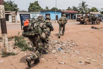 Lancée le 5 décembre 2013 par le Président de la République, l’opération Sangaris vise à rétablir une sécurité minimale en République Centrafricaine et à faciliter la montée en puissance de la MISCA et son déploiement opérationnel.