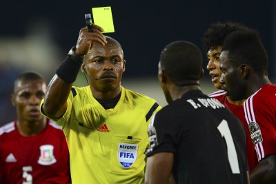 A l'image de ce carton jaune pris par son gardien de but, Felipe Ovono, les supporters de la Guinée Équatoriale ont versé dans la violence pour montrer leur mécontentement.