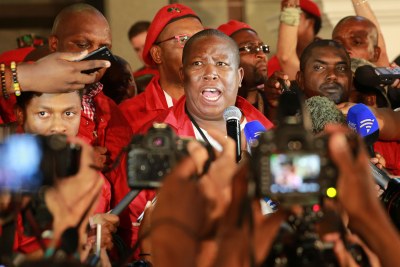 Julius Malema, leader de Economic Freedom Fighters s'adressant à la presse entouré de ses partisans.