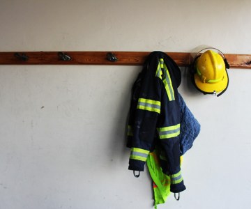 South African Firefighters Battle Cape Peninsula Blaze
