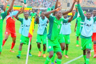 Les Flying Eagles du Nigéria célébrant leur qualification en demi-finale de la CAN U-20 au Sénégal après leur victoire (4-1) contre la RD Congo
