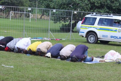 Des migrants en Afrique du Sud priant pour leur sécurité.