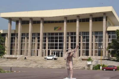 Vue extérieure du palais du Parlement du Congo-Brazzaville.