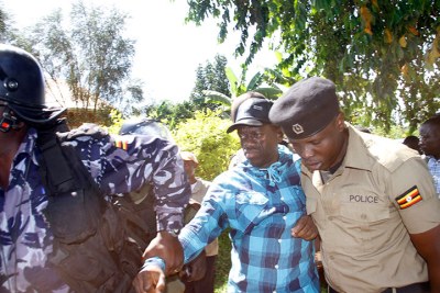 Police arresting Forum for Democratic Change presidential aspirant Kizza Besigye.
