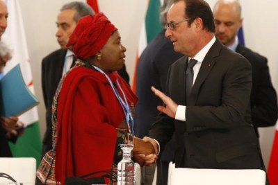 La chef de la commission de l'UA, Nkosazana Dlamini-Zuma et François Hollande, le 1er décembre 2015 lors du mini-sommet «défli climatique et solutions africaines»..