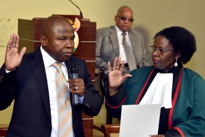 Photo d'archives: Justice Sisi Khampepe assermente M. David Douglas Des van Rooyen en tant que ministre des Finances tandis que le président Jacob Zuma regarde à l'Union Buildings à Pretoria .