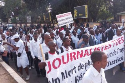 Marche des journalistes pour protester contre la mort d'un de leurs confréres.