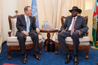 Le Secrétaire général Ban Ki-moon (à gauche) rencontre le Président Salva Kiir du Soudan du Sud