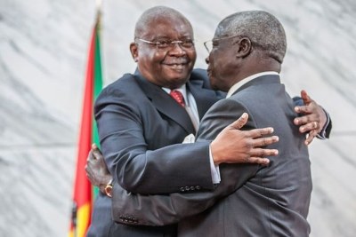 Former President Armando Guebuza and opposition Renamo leader Afonso Dhlakama ratifying a peace deal (file photo)