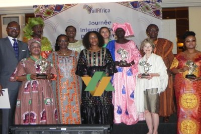 Photo de famille des récipiendaires du prix AllAfrica Leadership Féminin, le 08 Mars 2016 à Dakar