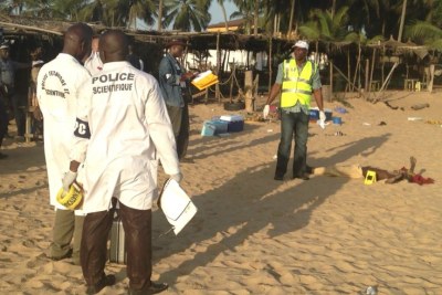 Des hommes armés lourdement armés ont ouvert le feu dimanche dans une station balnéaire populaire de Côte d'Ivoire à Grand-Bassam, le 13 mars 2016. Il n'y a pas eu de rapport officiel sur les victimes, mais des témoins ont déclaré à VOA avoir vu entre cinq et 10 victimes par balles.